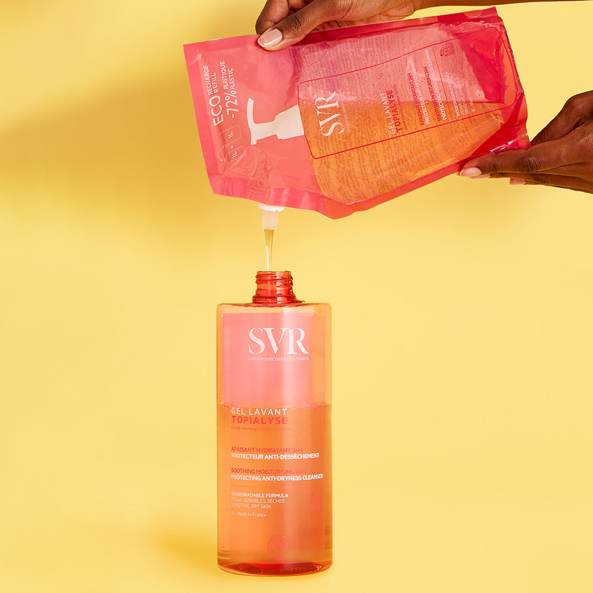 Recharge SVR Topialyse Gel Lavant 1L versée dans un flacon pompe transparent sur fond jaune.