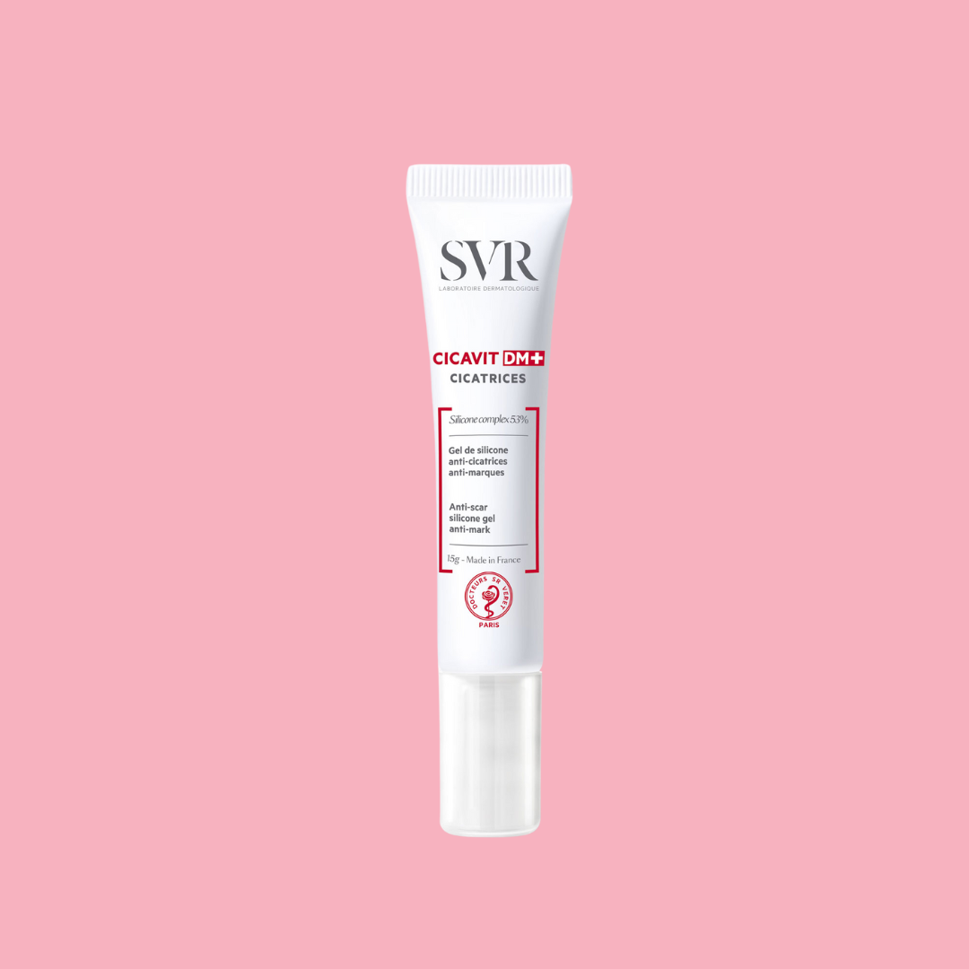Tube blanc de gel cicatrisant SVR Cicavit DM+ 15g avec marquage rouge sur fond rose.
