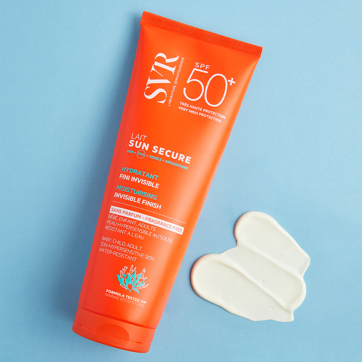 Tube orange de lait solaire SVR Sun Secure SPF50+ sans parfum avec une noisette de crème blanche sur fond bleu.